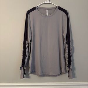 Fabletics Gray Blouse with Black Ruched Sleeves (A2-11)‎